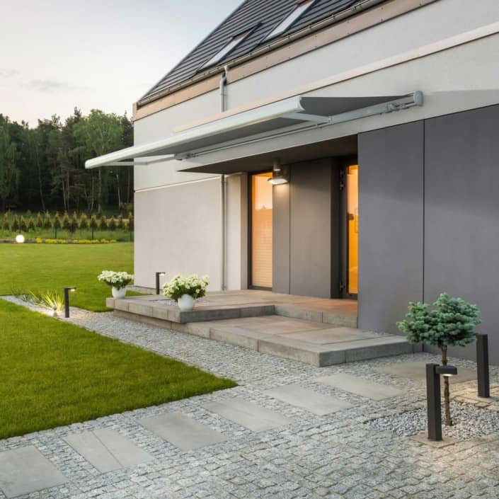 Udendørsområde med en stor markise Hos Udeliv Markiser kan du finde din næste markise