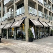 Markise foran café i byområde.