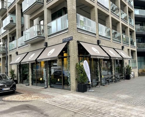 Markise foran café i byområde.