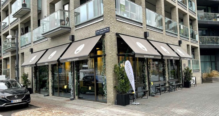 Markise foran café i byområde.