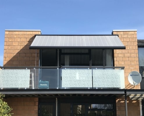 Grå altanmarkise med lige front