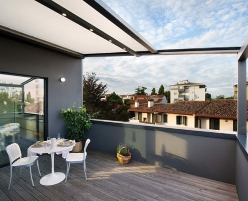 Åben pergola med spiseplads