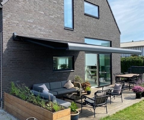 Markise på moderne hus.