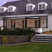 Markise i sort og hvid til at matche hus.