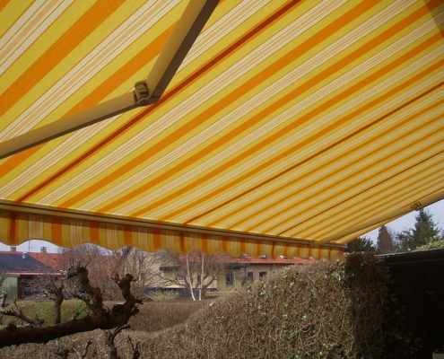 Markiser med striber i forskellige farver.