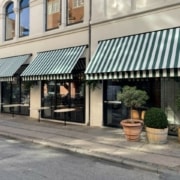 Stribede markiser på restaurant.