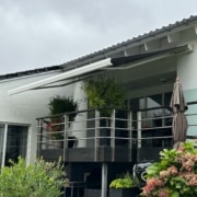 Skrå markise over balkon