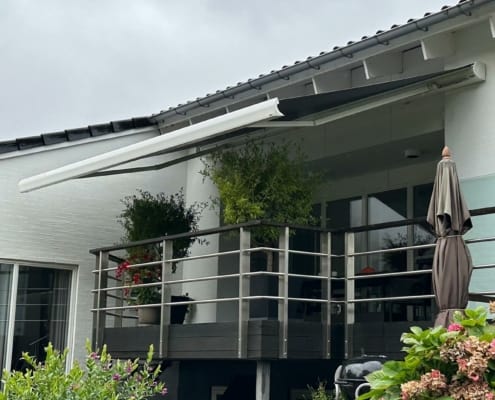 Skrå markise over balkon