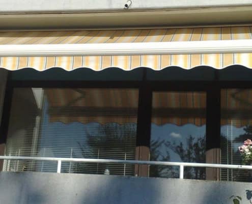 Gul og hvid stribet markise til altan